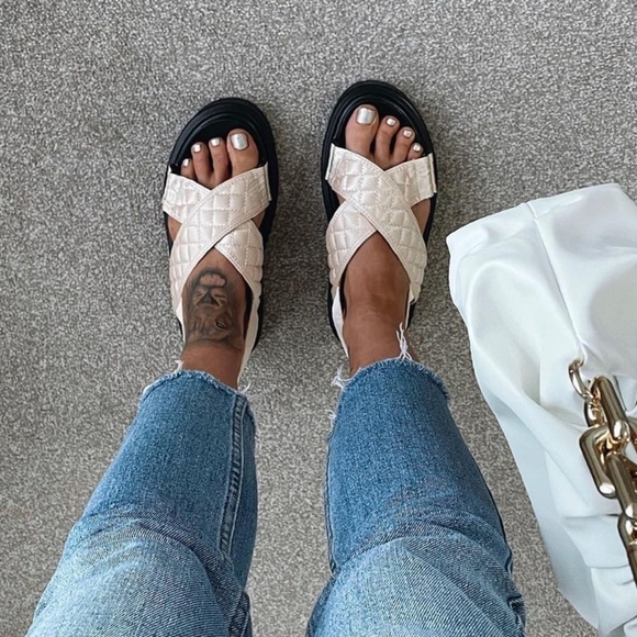 ππππππΎπππΏπ€Quilted Cross Over Strap Flat Nude - Picture 10 of 12